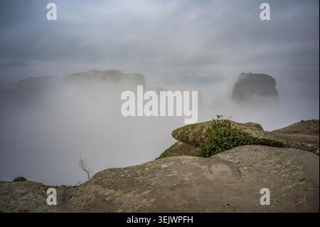 Monastères apparaissent à travers les nuages au sommet des rochers des Météores, Thessalie, Grèce Banque D'Images