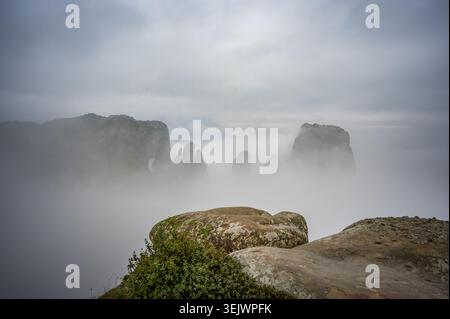 Monastères apparaissent à travers les nuages au sommet des rochers des Météores, Thessalie, Grèce Banque D'Images