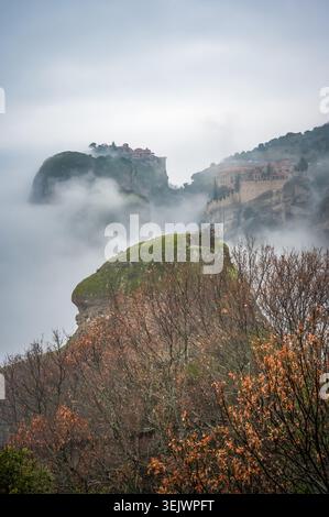 Monastères apparaissent à travers les nuages au sommet des rochers des Météores, Thessalie, Grèce Banque D'Images