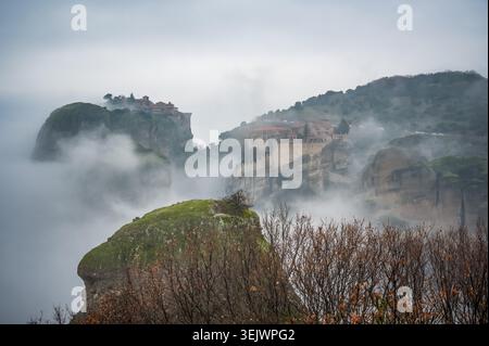 Monastères apparaissent à travers les nuages au sommet des rochers des Météores, Thessalie, Grèce Banque D'Images