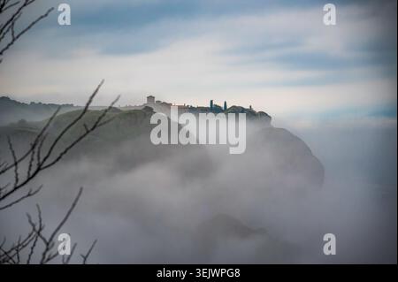 Monastères apparaissent à travers les nuages au sommet des rochers des Météores, Thessalie, Grèce Banque D'Images