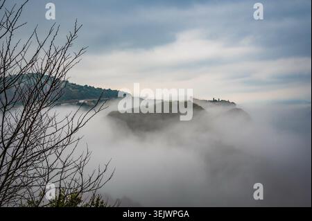 Monastères apparaissent à travers les nuages au sommet des rochers des Météores, Thessalie, Grèce Banque D'Images
