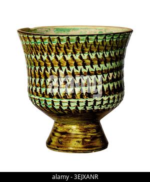 Vase en céramique émaillée européenne fabriqué à la main isolé sur fond blanc avec rebord évasé et base étroite décorée de géometr vert et brun répété Banque D'Images