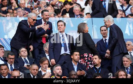 Stan Kroenke, propriétaire de l'Arsenal (à gauche) et Josh Kroenke (deuxième à gauche), PDG de la premier League Richard Masters (au centre), Mark Bullingham, directeur général de la FA (deuxième à droite) et Arsenal, ancien manager d'Arsenal et directeur du développement mondial du football de la FIFA, Arsene Wenger (à droite) dans les tribunes avant la finale de l'UEFA Champions League à la Puskas Arena de Budapest. Date de la photo : samedi 30 mai 2026. Banque D'Images