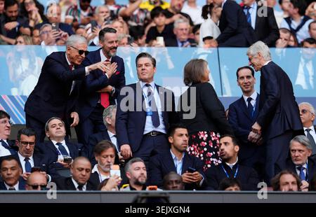 Stan Kroenke, propriétaire de l'Arsenal (à gauche) et Josh Kroenke (deuxième à gauche), PDG de la premier League Richard Masters (au centre), Mark Bullingham, directeur général de la FA (deuxième à droite) et Arsenal, ancien manager d'Arsenal et directeur du développement mondial du football de la FIFA, Arsene Wenger (à droite) dans les tribunes avant la finale de l'UEFA Champions League à la Puskas Arena de Budapest. Date de la photo : samedi 30 mai 2026. Banque D'Images