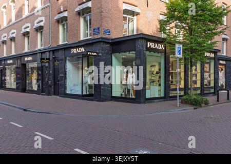Vue d'angle de l'impressionnante boutique phare Prada avec façade en marbre noir et grandes vitrines sur la rue de la mode PC Hooftstraat. Amster Banque D'Images