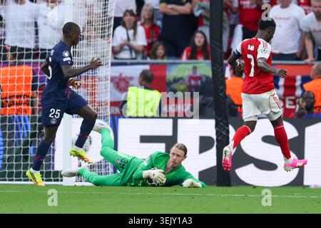 BUDAPEST, HONGRIE - MAI 30 : Nuno Mendes du Paris Saint-Germain, le gardien Matvey Safonov du Paris Saint-Germain, Bukayo Saka d'Arsenal lors de la finale de l'UEFA Champions League 2026 entre le Paris Saint-Germain et l'Arsenal FC à la Puskas Arena le 30 mai 2026 à Budapest, Hongrie. (Photo de René Nijhuis) Banque D'Images