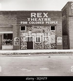 Le panneau « pour les gens de couleur » du Rex Theatre sur une façade de cinéma séparée documente la dure réalité de Jim Crow America dans cette photographie historique. Banque D'Images
