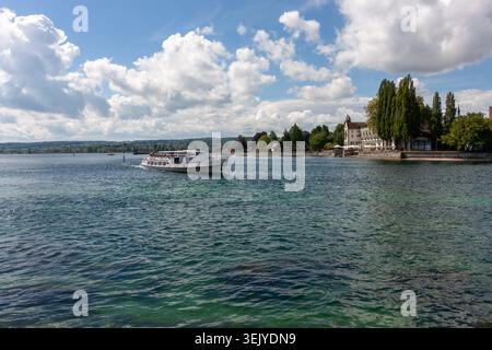 KONSTANZ, ALLEMAGNE - 17 MAI 2026 : le bateau d'excursion Schaffhausen navigue sur le lac de Constance (Bodensee) devant l'historique Inselhotel sous un clo spectaculaire Banque D'Images