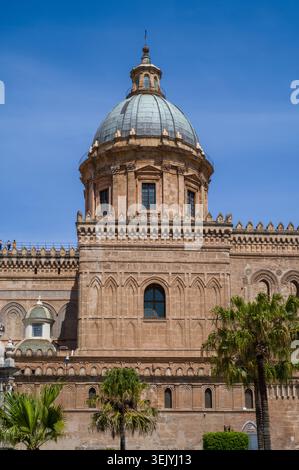 Les touristes explorent la magnifique cathédrale de Palerme en Sicile, en marchant le long de son toit pour admirer l'architecture historique et les vues panoramiques de l'ic Banque D'Images