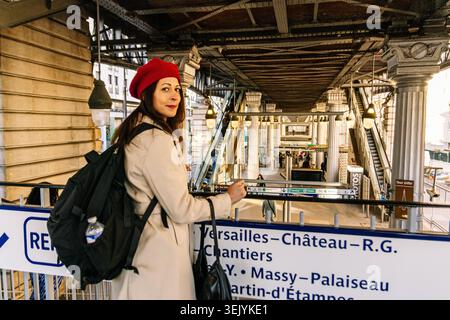 Voyageuse seule explorant la station de métro bir hakeim à paris Banque D'Images