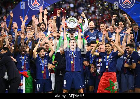 Budapest, Hongrie. 30 mai 2026. Football, hommes : Ligue des Champions, Paris Saint-Germain (PSG) - FC Arsenal, finale, Puskás Aréna, Fabián Ruiz (M, Paris Saint-Germain) célèbre avec le trophée de la Ligue des Champions après avoir remporté le tir de pénalité, tandis que ses joueurs célèbrent. Crédit : Tom Weller/dpa/Alamy Live News Banque D'Images