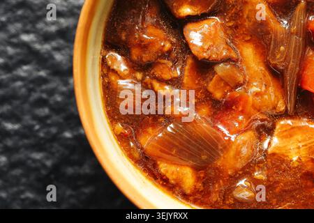 Ragoût de bœuf traditionnel avec légumes servis chauds. Fond de nourriture de confort maison pour les dîners de famille et les repas maison copieux. Banque D'Images
