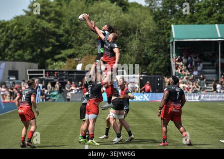 Nick Isiekwe des Saracens et Chandler Cunningham-South des Harlequins sautent pour le ballon lors du Gallagher PREM match entre Saracens et Harlequins au StoneX Stadium le 30 mai 2026 à Barnet, Angleterre. Photo de Gary Mitchell/Alamy Live News Banque D'Images