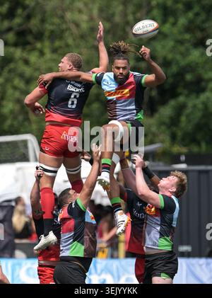 Nick Isiekwe des Saracens et Chandler Cunningham-South des Harlequins sautent pour le ballon lors du Gallagher PREM match entre Saracens et Harlequins au StoneX Stadium le 30 mai 2026 à Barnet, Angleterre. Photo de Gary Mitchell/Alamy Live News Banque D'Images