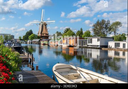 Moulin à vent historique de Riekermolen et péniches traditionnelles sur la rivière Amstel sans personnes, paysage pittoresque d'Amsterdam, pays-Bas Banque D'Images