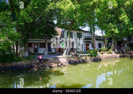 Canal avec des maisons traditionnelles dans la ville historique d'eau de Tongli, Jiangsu, Chine Banque D'Images