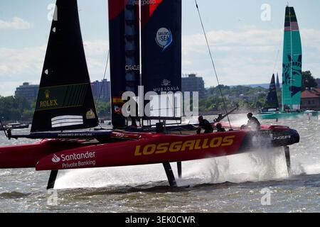 30 mai 2026 - New York City : Los Gallos Team avec Diego Botin à la barre lors de la course Rolex SailGP Mubadala Grand Prix de ce week-end à New York. L'équipe USA SailGP est en arrière-plan. Les courses auront lieu dans le port de New York les 30 et 31 mai. Banque D'Images