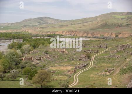 Paysages pittoresques de la région d'Uplistsikhe en Géorgie avec des collines rocheuses, des vallées fluviales, des plaines verdoyantes et un environnement rural. Banque D'Images