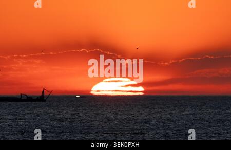 Donghae. 31 mai 2026. Cette photo prise le 31 mai 2026 montre une vue du lever du soleil près du port de Mukho dans la ville de Donghae, province de Gangwon-do, Corée du Sud. Crédit : Jun Hyosang/Xinhua/Alamy Live News Banque D'Images