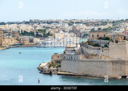 La Valette, Malte – 16 mai 2025 : vue panoramique sur le Grand Port, les fortifications historiques, la marina et l'architecture méditerranéenne à la Valette et à Sengle Banque D'Images