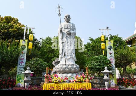 DA NANG, VIETNAM, 20 AVRIL 2026 vue de face de la majestueuse statue de Bodhisattva en pierre blanche avec un autel dans la cour de la pagode Linh Ung sur son Tra Penin Banque D'Images