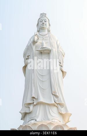 DA NANG, VIETNAM – 20 AVRIL 2026 : vue à angle bas de la statue blanche massive de Lady Buddha debout haut contre le ciel à la pagode Linh Ung. Banque D'Images