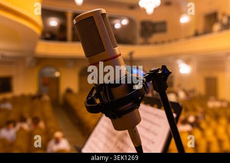 Lviv, Ukraine - 31 mai 2026 : microphone à condensateur AKG C414 vintage sur scène avec fond de salle de concert flou Banque D'Images