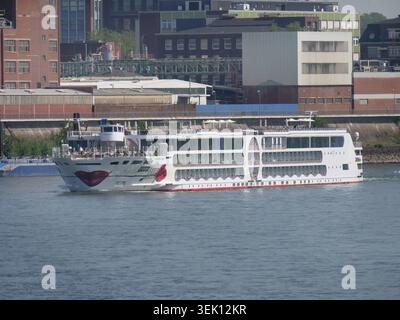 Europas groesstes Flusskreuzfahrtschiff A-Rosa Sena von AIDA faehrt auf dem Rhein BEI Krefeld Uerdingen und auf Hoehe der Krefelder Rheinbruecke. A-Rosa Sena Flusskreuzfahrtschiff. *** Le plus grand bateau de croisière fluviale d'Europe Un Rosa Sena d'AIDA navigue sur le Rhin près de Krefeld Uerdingen et à la hauteur du pont de Krefeld sur le Rhin Un bateau de croisière fluviale Rosa Sena Banque D'Images