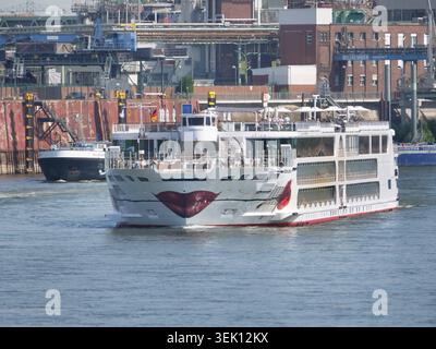 Europas groesstes Flusskreuzfahrtschiff A-Rosa Sena von AIDA faehrt auf dem Rhein BEI Krefeld Uerdingen und auf Hoehe der Krefelder Rheinbruecke. A-Rosa Sena Flusskreuzfahrtschiff. *** Le plus grand bateau de croisière fluviale d'Europe Un Rosa Sena d'AIDA navigue sur le Rhin près de Krefeld Uerdingen et à la hauteur du pont de Krefeld sur le Rhin Un bateau de croisière fluviale Rosa Sena Banque D'Images