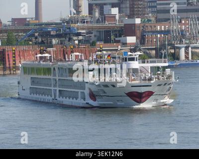 Europas groesstes Flusskreuzfahrtschiff A-Rosa Sena von AIDA faehrt auf dem Rhein BEI Krefeld Uerdingen und auf Hoehe der Krefelder Rheinbruecke. A-Rosa Sena Flusskreuzfahrtschiff. *** Le plus grand bateau de croisière fluviale d'Europe Un Rosa Sena d'AIDA navigue sur le Rhin près de Krefeld Uerdingen et à la hauteur du pont de Krefeld sur le Rhin Un bateau de croisière fluviale Rosa Sena Banque D'Images