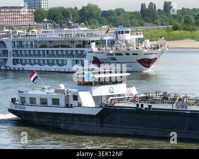 Europas groesstes Flusskreuzfahrtschiff A-Rosa Sena von AIDA faehrt auf dem Rhein BEI Krefeld Uerdingen und auf Hoehe der Krefelder Rheinbruecke. A-Rosa Sena Flusskreuzfahrtschiff. *** Le plus grand bateau de croisière fluviale d'Europe Un Rosa Sena d'AIDA navigue sur le Rhin près de Krefeld Uerdingen et à la hauteur du pont de Krefeld sur le Rhin Un bateau de croisière fluviale Rosa Sena Banque D'Images