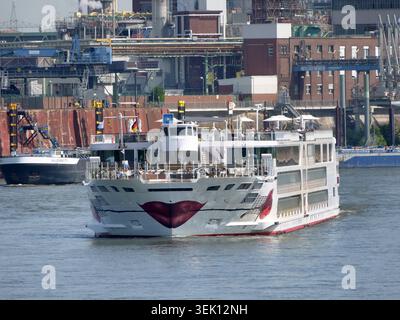 Europas groesstes Flusskreuzfahrtschiff A-Rosa Sena von AIDA faehrt auf dem Rhein BEI Krefeld Uerdingen und auf Hoehe der Krefelder Rheinbruecke. A-Rosa Sena Flusskreuzfahrtschiff. *** Le plus grand bateau de croisière fluviale d'Europe Un Rosa Sena d'AIDA navigue sur le Rhin près de Krefeld Uerdingen et à la hauteur du pont de Krefeld sur le Rhin Un bateau de croisière fluviale Rosa Sena Banque D'Images