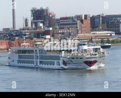 Europas groesstes Flusskreuzfahrtschiff A-Rosa Sena von AIDA faehrt auf dem Rhein BEI Krefeld Uerdingen und auf Hoehe der Krefelder Rheinbruecke. A-Rosa Sena Flusskreuzfahrtschiff. *** Le plus grand bateau de croisière fluviale d'Europe Un Rosa Sena d'AIDA navigue sur le Rhin près de Krefeld Uerdingen et à la hauteur du pont de Krefeld sur le Rhin Un bateau de croisière fluviale Rosa Sena Banque D'Images
