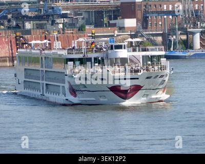 Europas groesstes Flusskreuzfahrtschiff A-Rosa Sena von AIDA faehrt auf dem Rhein BEI Krefeld Uerdingen und auf Hoehe der Krefelder Rheinbruecke. A-Rosa Sena Flusskreuzfahrtschiff. *** Le plus grand bateau de croisière fluviale d'Europe Un Rosa Sena d'AIDA navigue sur le Rhin près de Krefeld Uerdingen et à la hauteur du pont de Krefeld sur le Rhin Un bateau de croisière fluviale Rosa Sena Banque D'Images