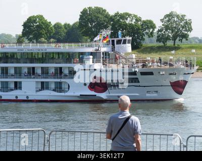 Europas groesstes Flusskreuzfahrtschiff A-Rosa Sena von AIDA faehrt auf dem Rhein BEI Krefeld Uerdingen und auf Hoehe der Krefelder Rheinbruecke. A-Rosa Sena Flusskreuzfahrtschiff. *** Le plus grand bateau de croisière fluviale d'Europe Un Rosa Sena d'AIDA navigue sur le Rhin près de Krefeld Uerdingen et à la hauteur du pont de Krefeld sur le Rhin Un bateau de croisière fluviale Rosa Sena Banque D'Images