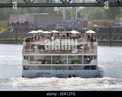 Europas groesstes Flusskreuzfahrtschiff A-Rosa Sena von AIDA faehrt auf dem Rhein BEI Krefeld Uerdingen und auf Hoehe der Krefelder Rheinbruecke. A-Rosa Sena Flusskreuzfahrtschiff. *** Le plus grand bateau de croisière fluviale d'Europe Un Rosa Sena d'AIDA navigue sur le Rhin près de Krefeld Uerdingen et à la hauteur du pont de Krefeld sur le Rhin Un bateau de croisière fluviale Rosa Sena Banque D'Images