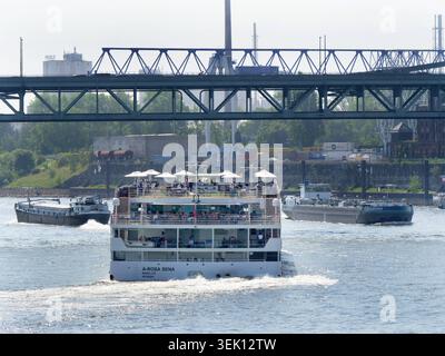 Europas groesstes Flusskreuzfahrtschiff A-Rosa Sena von AIDA faehrt auf dem Rhein BEI Krefeld Uerdingen und auf Hoehe der Krefelder Rheinbruecke. A-Rosa Sena Flusskreuzfahrtschiff. *** Le plus grand bateau de croisière fluviale d'Europe Un Rosa Sena d'AIDA navigue sur le Rhin près de Krefeld Uerdingen et à la hauteur du pont de Krefeld sur le Rhin Un bateau de croisière fluviale Rosa Sena Banque D'Images