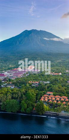 Tir par drone montrant le volcan du Mont Agung dominant les stations balnéaires tropicales Banque D'Images