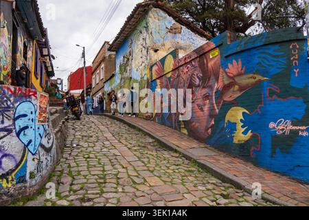 Bogota, Colombie - 29 novembre 2023 : murs de maisons dans la partie historique de Bogota avec des peintures colorées. Le vieux secteur de la ville de Bogotá. Calle Banque D'Images