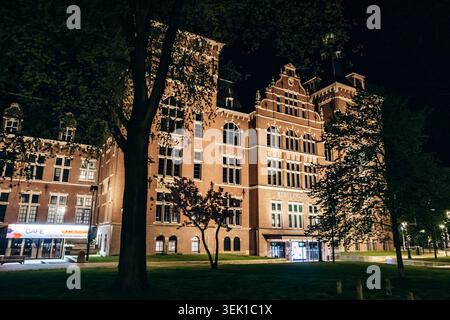 Amsterdam, pays-Bas - 18 avril 2026 : vue nocturne du Wereldmuseum Amsterdam illuminé dans une lumière chaude à côté de Oosterpark à Amsterdam, avec le Banque D'Images