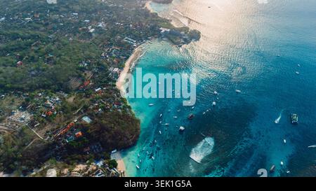 Baie turquoise et littoral tropical depuis un drone au coucher du soleil Banque D'Images