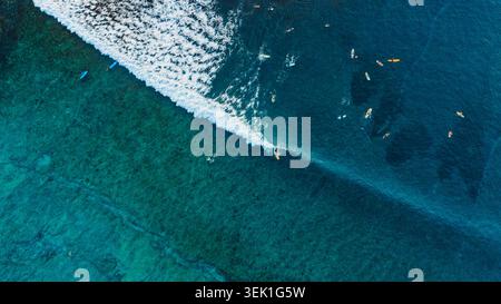 Vue aérienne d'un spot de surf parfait au-dessus d'un récif corallien tropical Banque D'Images