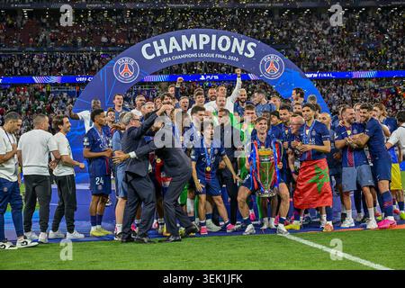 Budapest, Hongrie. 30 mai 2026. Fabian Ruiz et les joueurs du Paris Saint-Germain remportent le trophée en tant que vainqueurs de la finale de l'UEFA Champions League 2026 entre le Paris Saint-Germain et Arsenal au Puskas Arena de Budapest. Crédit : Gonzales photo/Alamy Live News Banque D'Images
