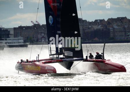 31 mai 2026 - New York City : Los Gallos Team avec Diego Botin à la barre le samedi 30 mai lors de la course Rolex SailGP Mubadala Grand Prix à New York ce week-end. L'équipe USA SailGP est en arrière-plan. Les courses auront lieu dans le port de New York les 30 et 31 mai. Banque D'Images