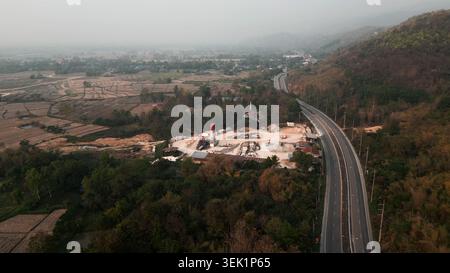 Vue aérienne montrant une centrale à béton, la construction de routes et le paysage rural en thaïlande Banque D'Images