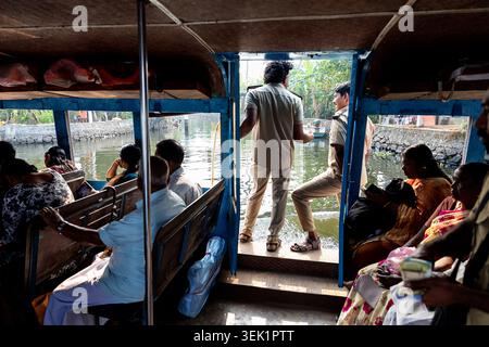 Passagers assis à l'intérieur d'un ferry public local naviguant dans les backwaters à Alleppey (Alappuzha), Kerala, Inde. Banque D'Images