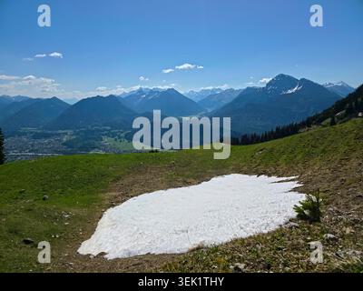 Autriche, zone de loisirs alpine exceptionnelle avec des champs enneigés, des forêts de prairies verdoyantes et des villages de montagne pittoresques Banque D'Images