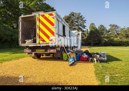 LUNDI 24 mai 2026 déchets et déchets jetés sur Southampton Common lors d'une fête officieuse prête à être chargée sur un conseil municipal de déchets truc Banque D'Images