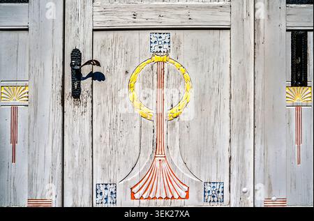 Détails d'une porte en bois Art Nouveau décorée, Warburg, Rhénanie du Nord-Westphalie, Allemagne, Europe Banque D'Images